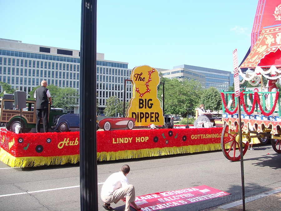 Washington DC [2009 July 04] 002.JPG - Floats getting ready for the Fourth of July parade.